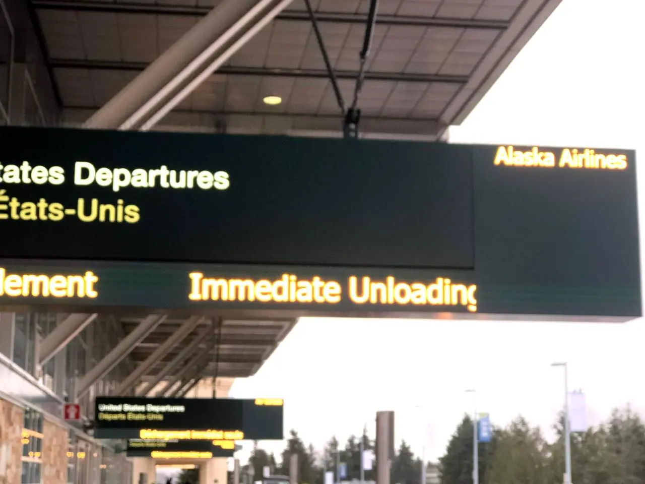Dynamic airline information at the YVR curb